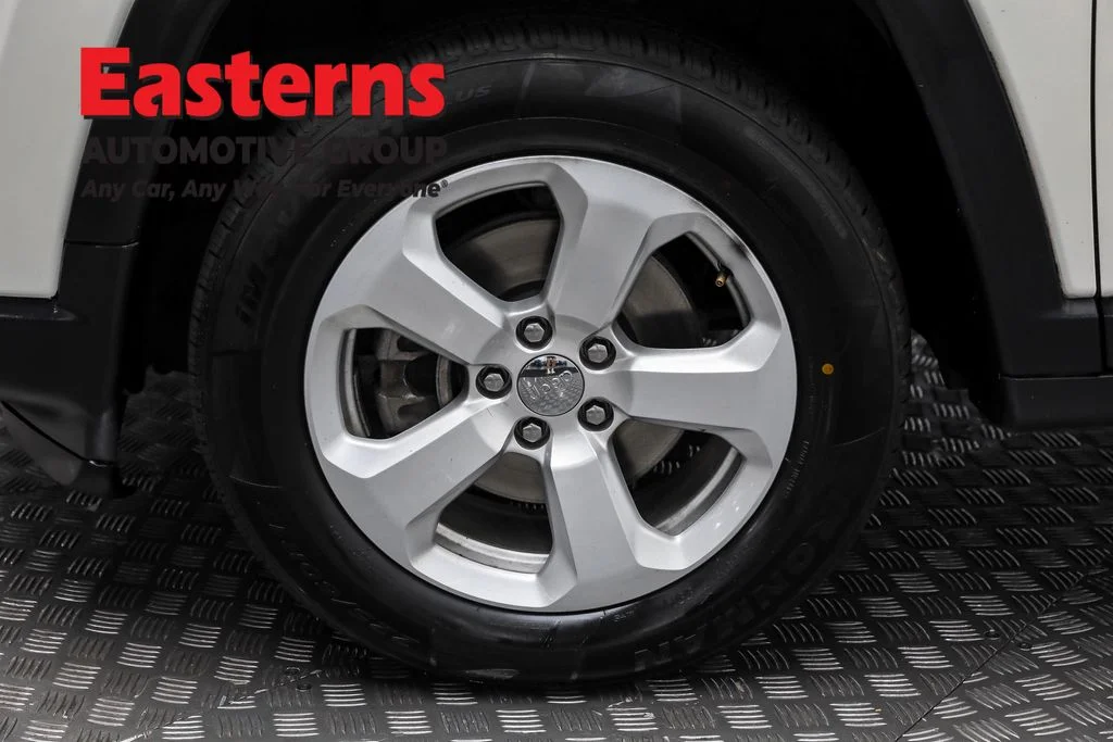 Used 2019 White Jeep Latitude image 32