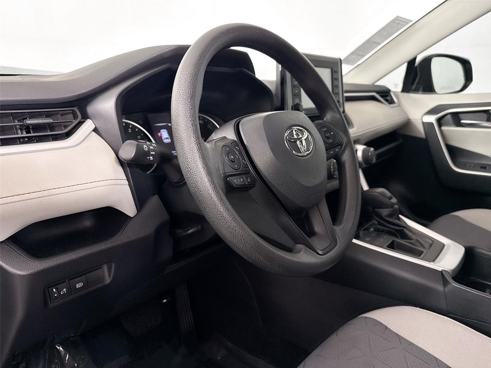 Used 2022 Silver Sky Metallic Toyota XLE image 4