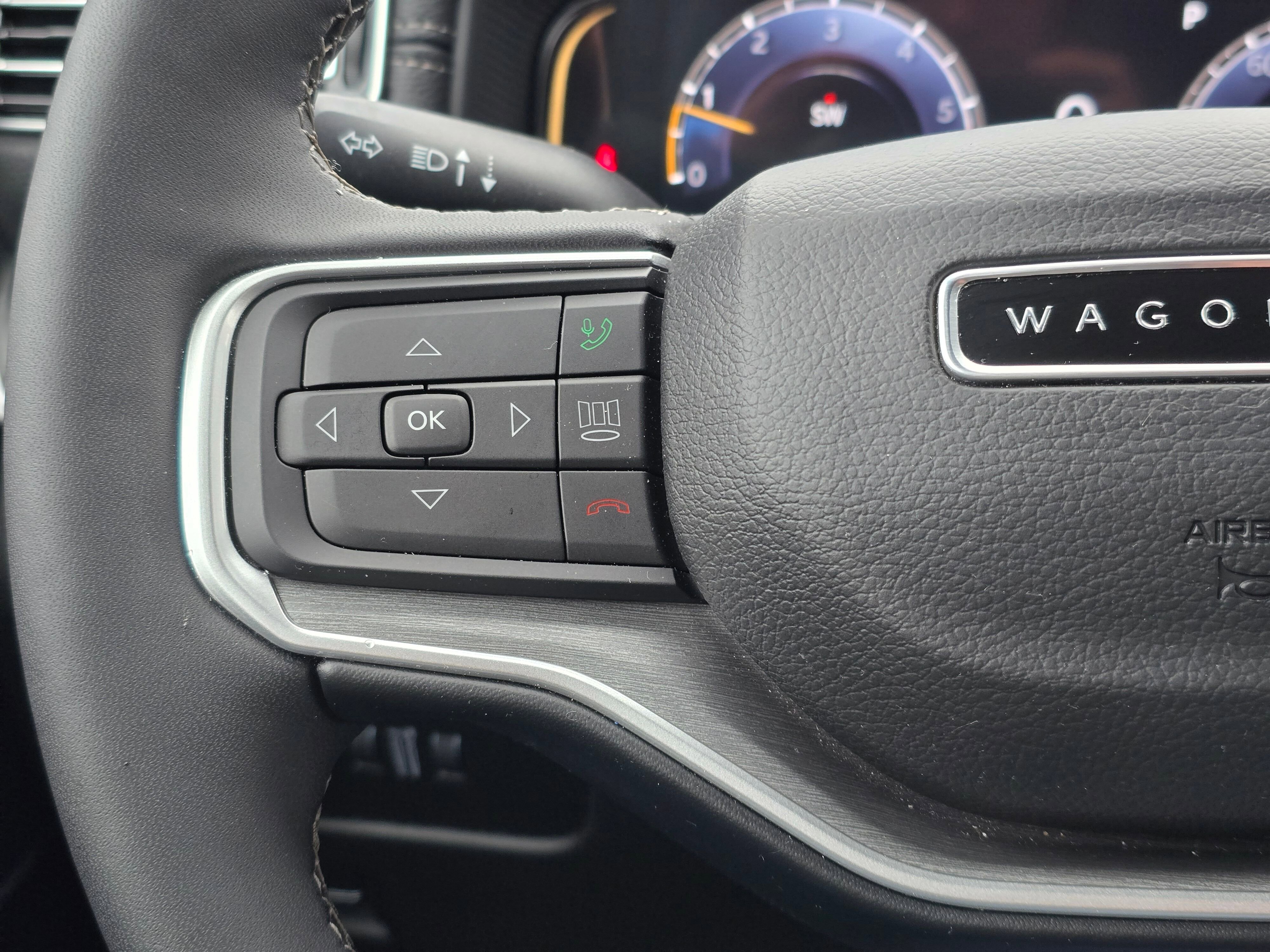 Used 2025  Jeep NA image 32