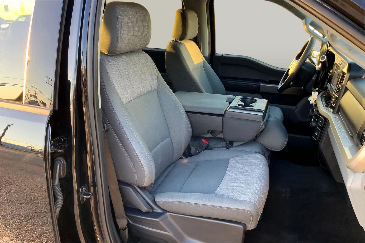 Used 2025 Agate Black Metallic Ford F-250 Pickup XLT image 9