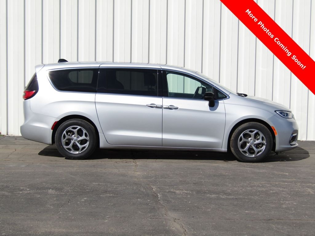 Used 2024 Chrysler Pacifica Limited with VIN 2C4RC1GG7RR124227 for sale in Kansas City