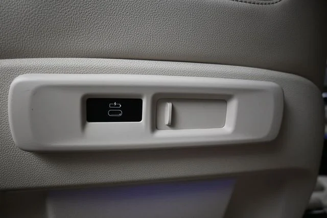 Used 2020 Black BMW sDrive40i image 21