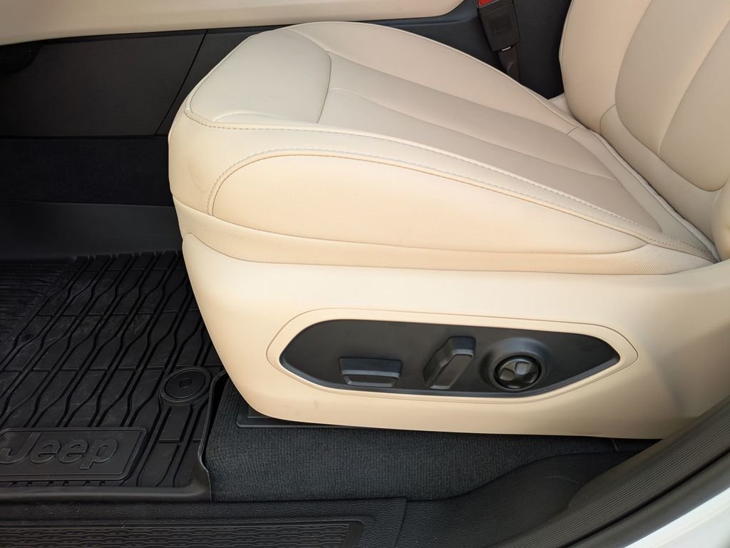 New 2026 Bright White Clear-Coat Exterior Paint Jeep Limited image 17