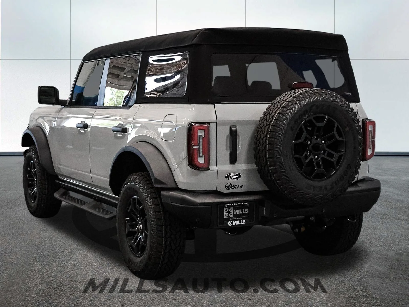 New 2026 Avalanche Gray Ford Badlands® image 5