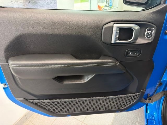 Used 2022 Blue Jeep Overland image 16