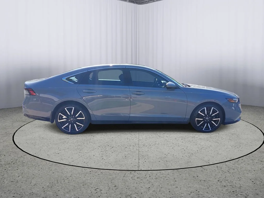 Used 2024  Honda Touring image 2