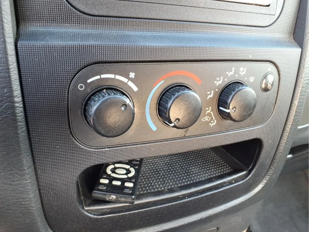 Used 2004 Blue Dodge SLT image 21