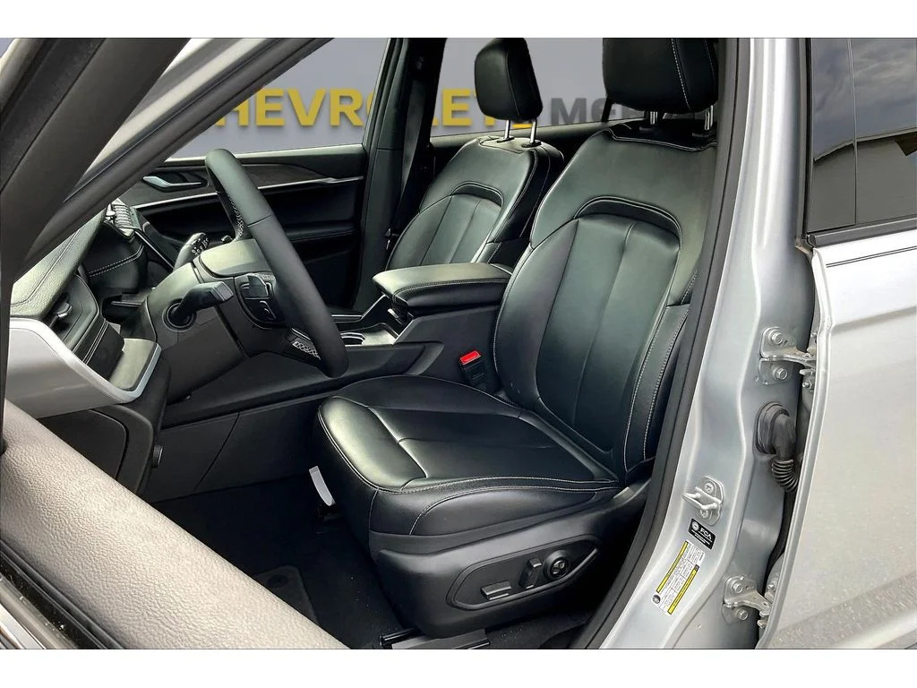 Used 2024  Jeep Limited image 17