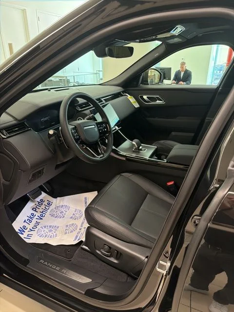 New 2026 Santorini Black Land Rover Dynamic SE image 6