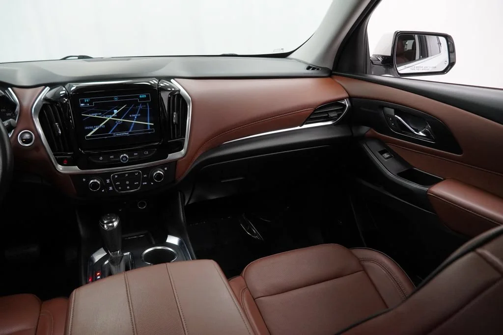 Used 2019 IRIDESCENT PEARL TRICOAT Chevrolet High Country image 17