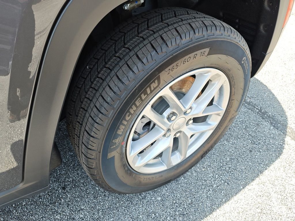 New 2026 Baltic Gray Metallic Clear-Coat Exterior Paint Jeep Laredo image 12