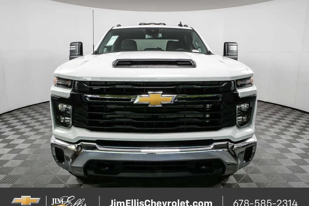 New 2025 Summit White Chevrolet WT image 22