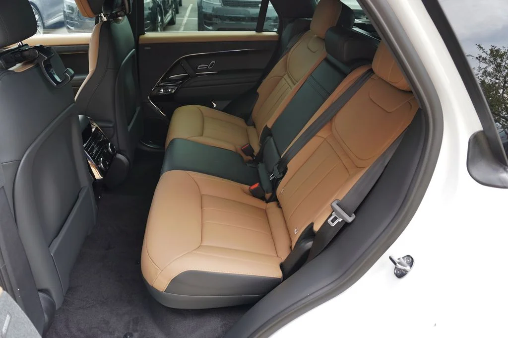 New 2026 Fuji White Land Rover Dynamic SE image 31
