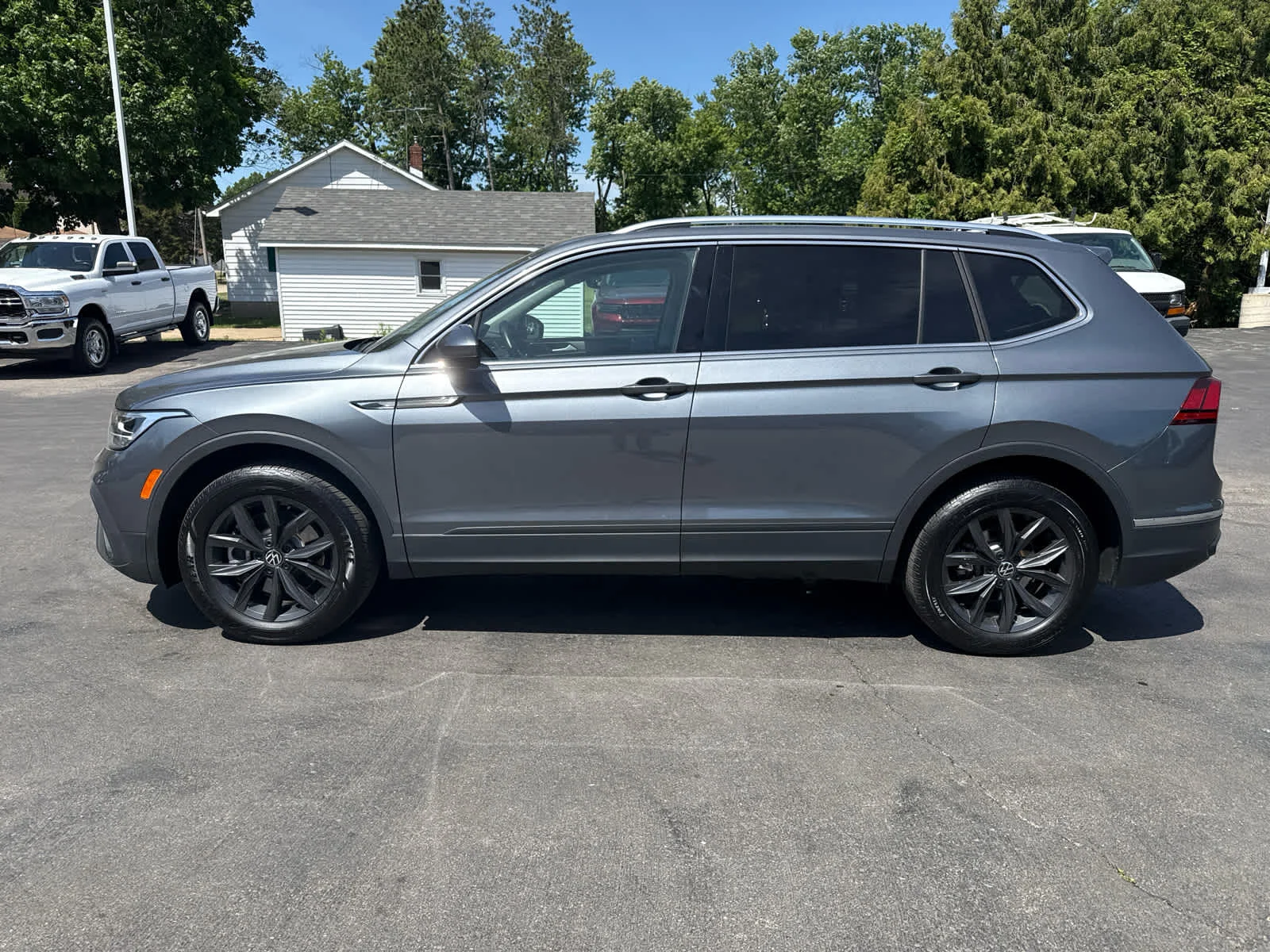 Used 2024 Platinum Gray Metallic Volkswagen SE image 6
