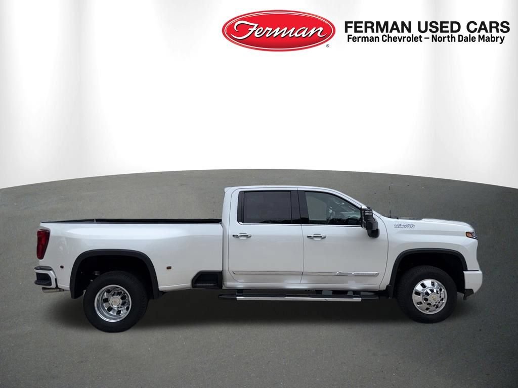 Used 2025 Iridescent Pearl Tricoat Chevrolet High Country DRW image 9