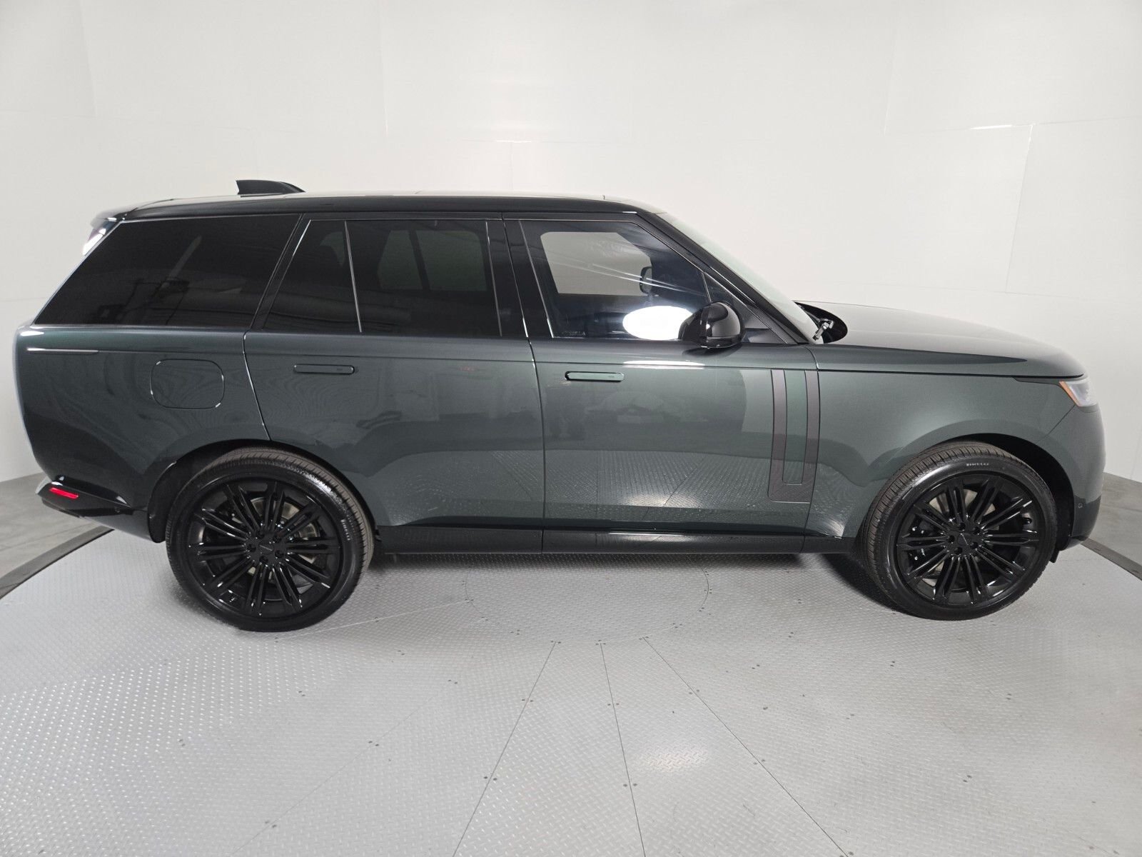 New 2026 Belgravia Green Land Rover SE image 6