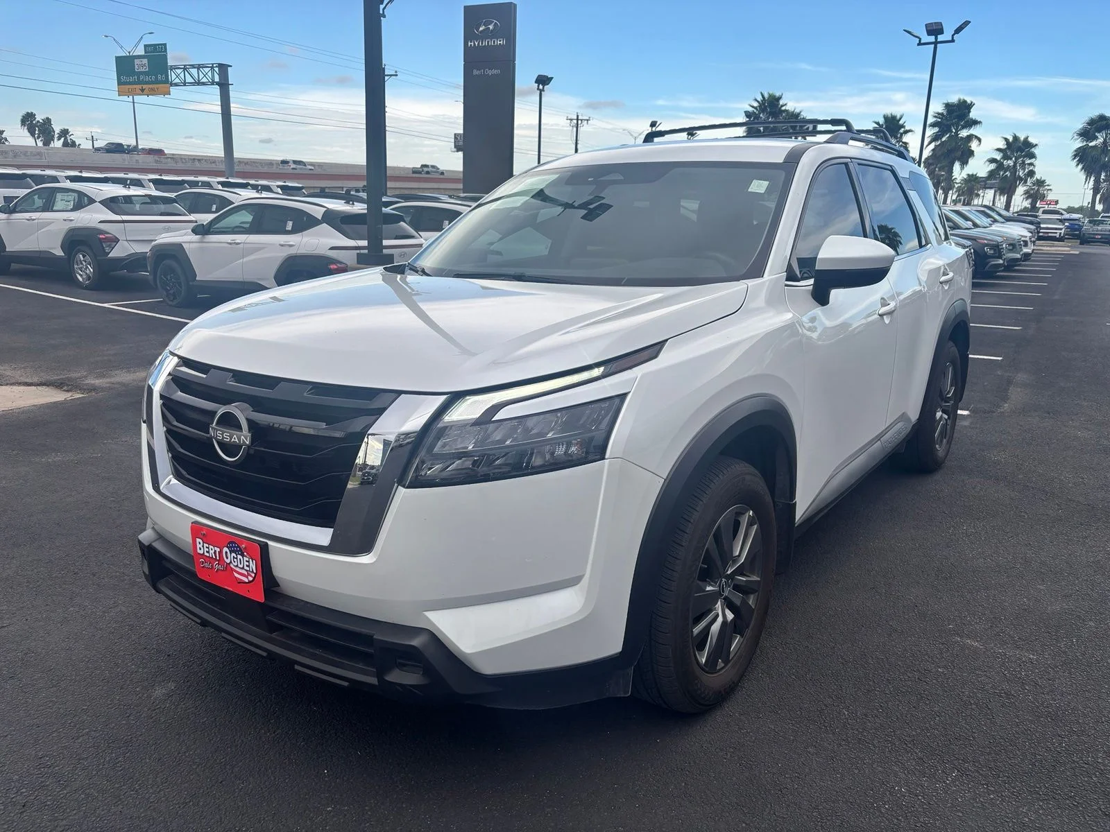 Used 2025 White Nissan SV image 3