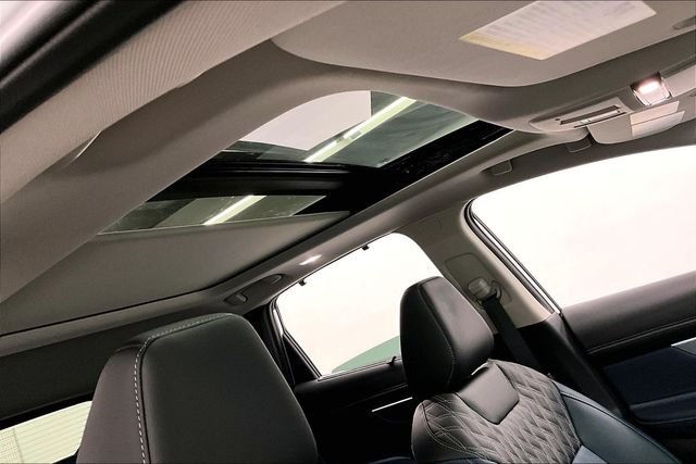 New 2026 Everest White Pearl/Black Nissan Platinum image 38