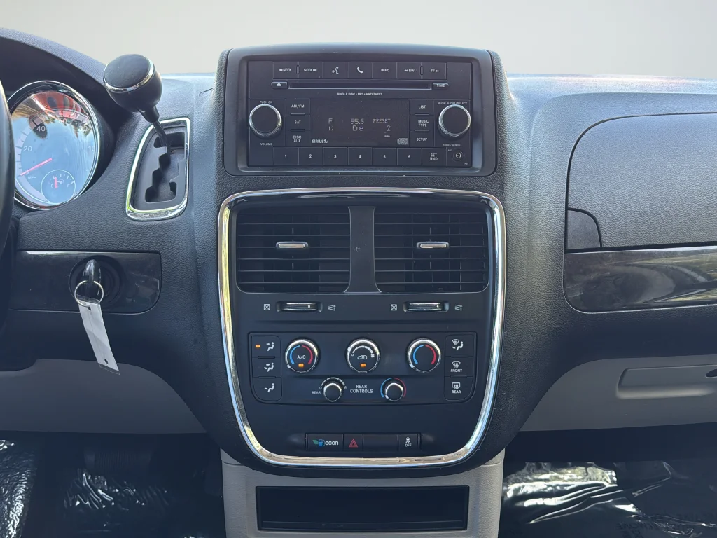 Used 2015 Silver Dodge SE image 15
