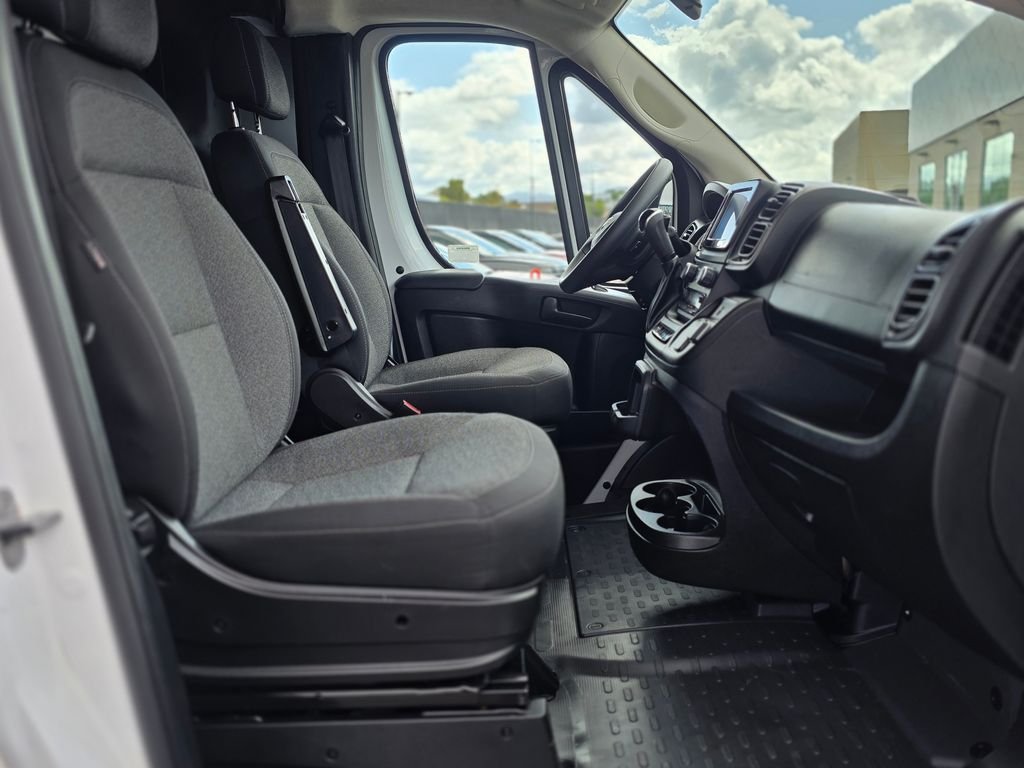 Used 2025 White Ram Base image 9