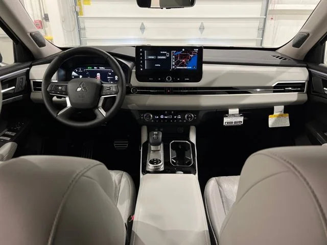 2025 Mitsubishi Outlander SEL Platinum Edition - Photo 12