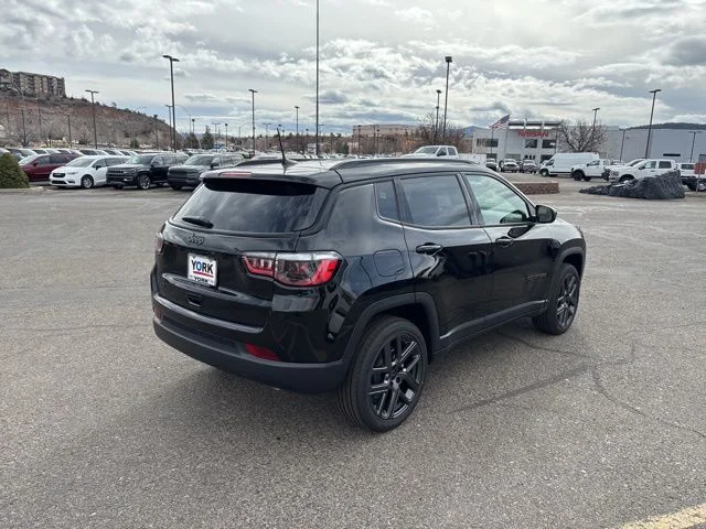New 2026 Diamond Black Crystal Pearl-Coat Exterior Paint Jeep Latitude image 6