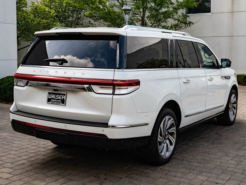 Used 2023 Pristine White Metallic Tri-Coat Lincoln Reserve image 10