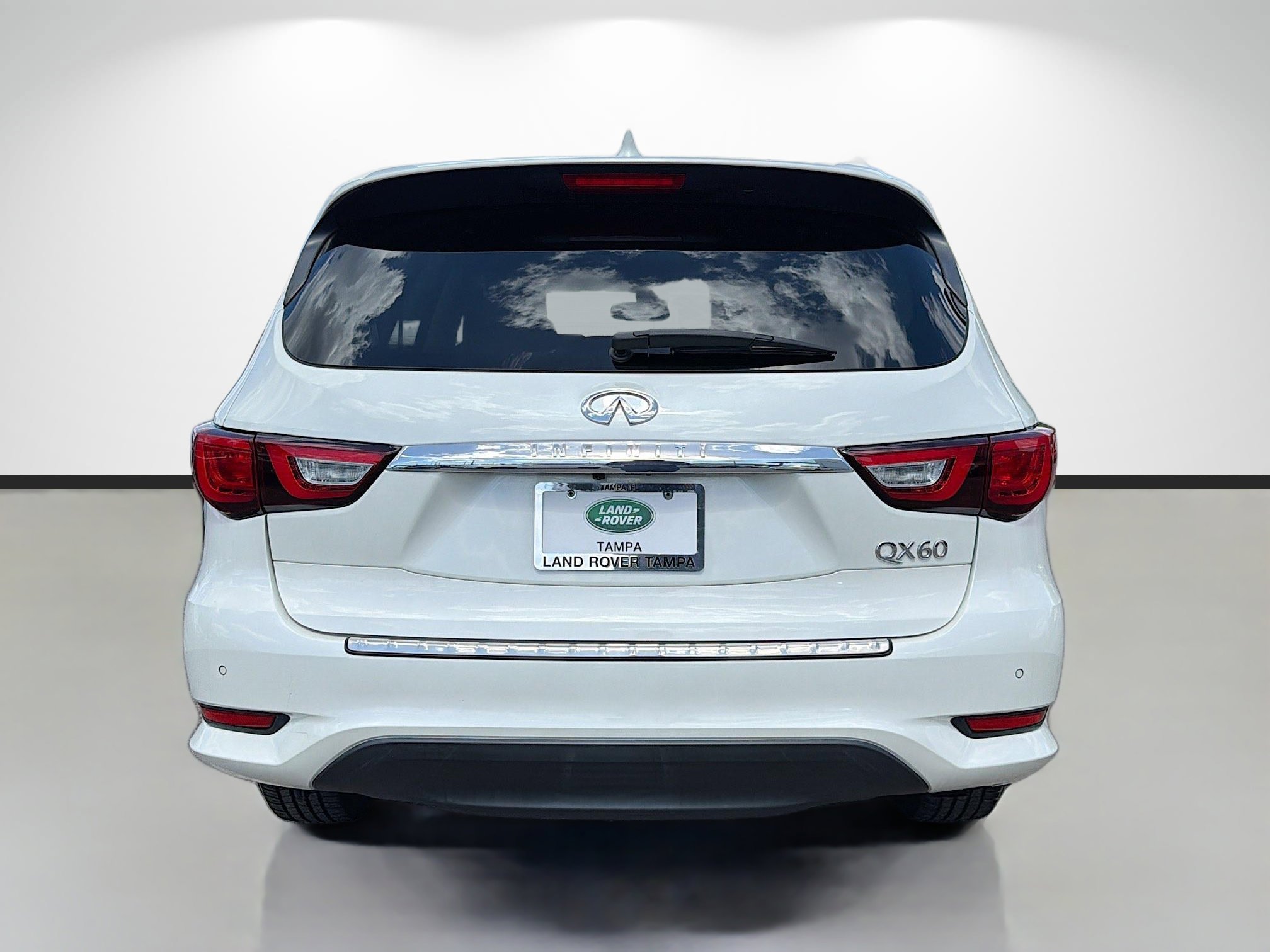 Used 2017 Majestic White INFINITI Base image 4