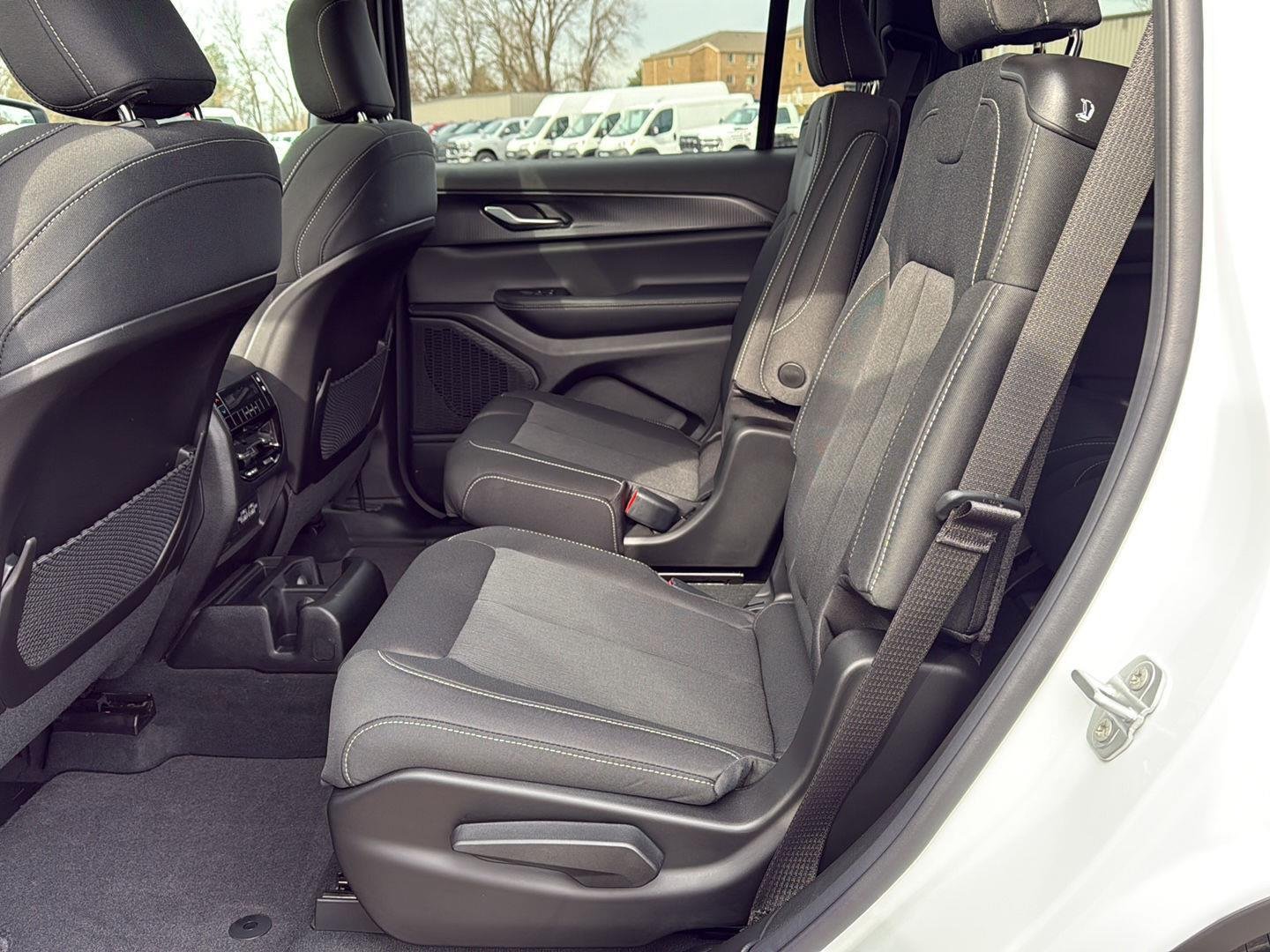New 2026 Bright White Clear-Coat Exterior Paint Jeep Laredo X image 14