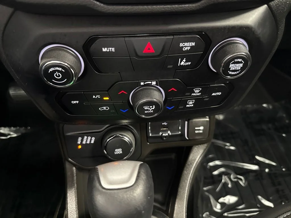 Used 2023 White Jeep Latitude image 18