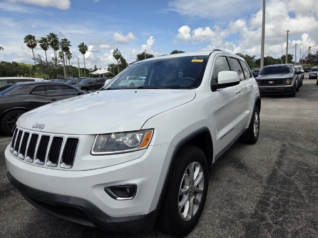 Used 2015 Bright White Clearcoat Jeep Laredo image 3