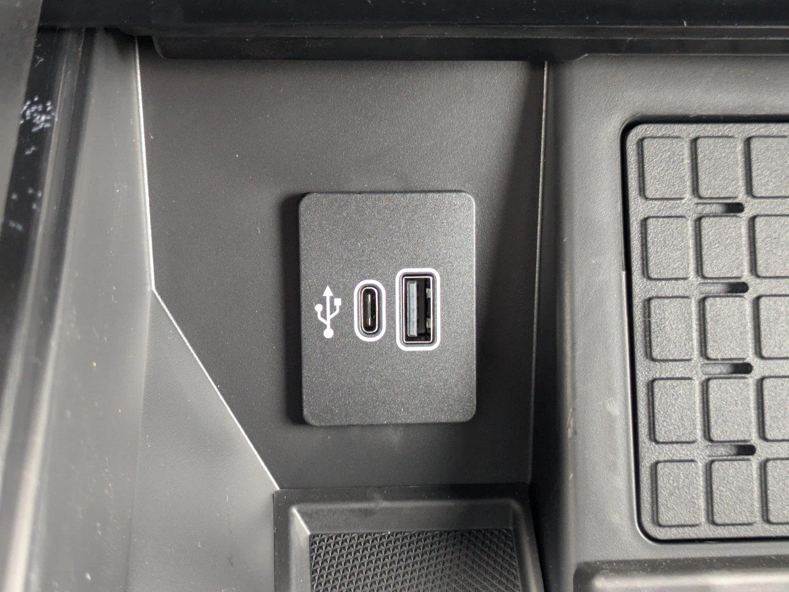 New 2026 Carbonized Gray Metallic Ford Lariat® image 25