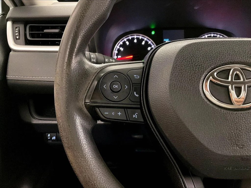 Used 2020 White Toyota XLE image 22