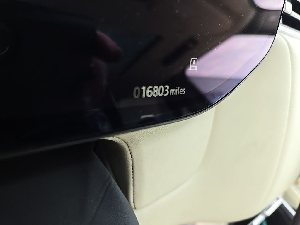 Used 2024 Icy White SV Bespoke Special Effect Gloss Land Rover Autobiography image 13
