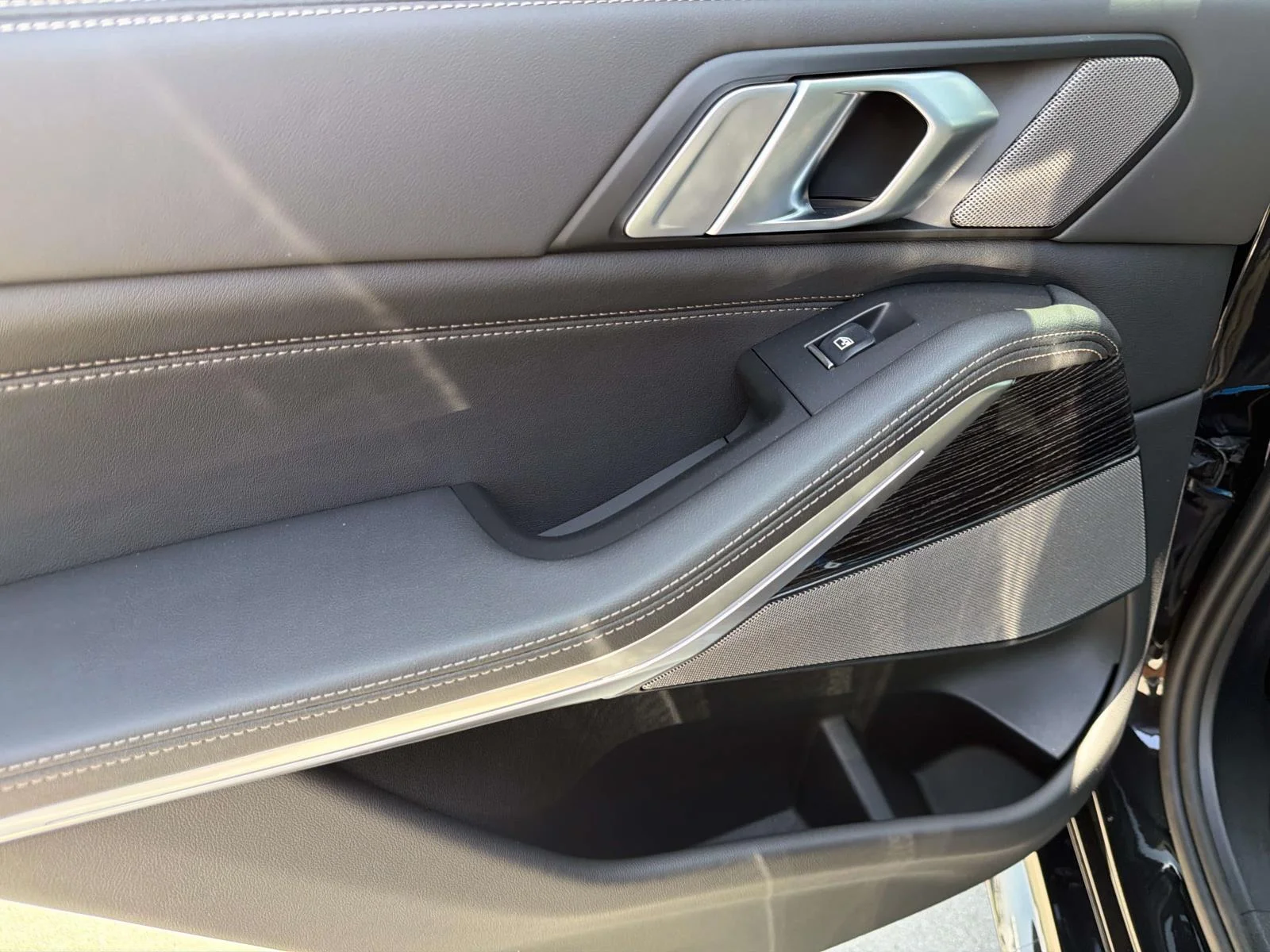 New 2026 Black Sapphire Metallic BMW xDrive50e Plug-In Hybrid image 8