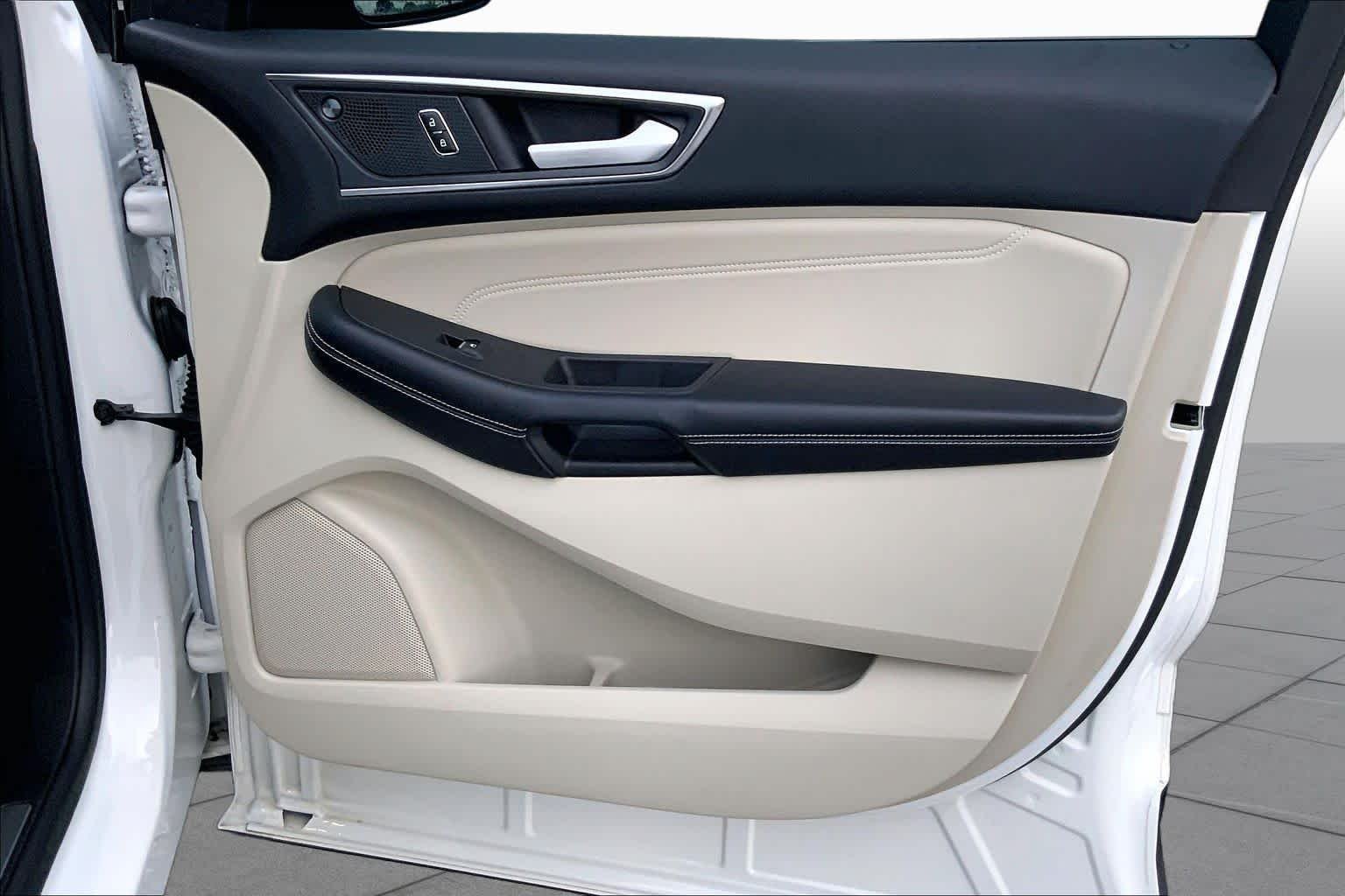 Used 2022 Star White Metallic Tri-Coat Ford Titanium image 22