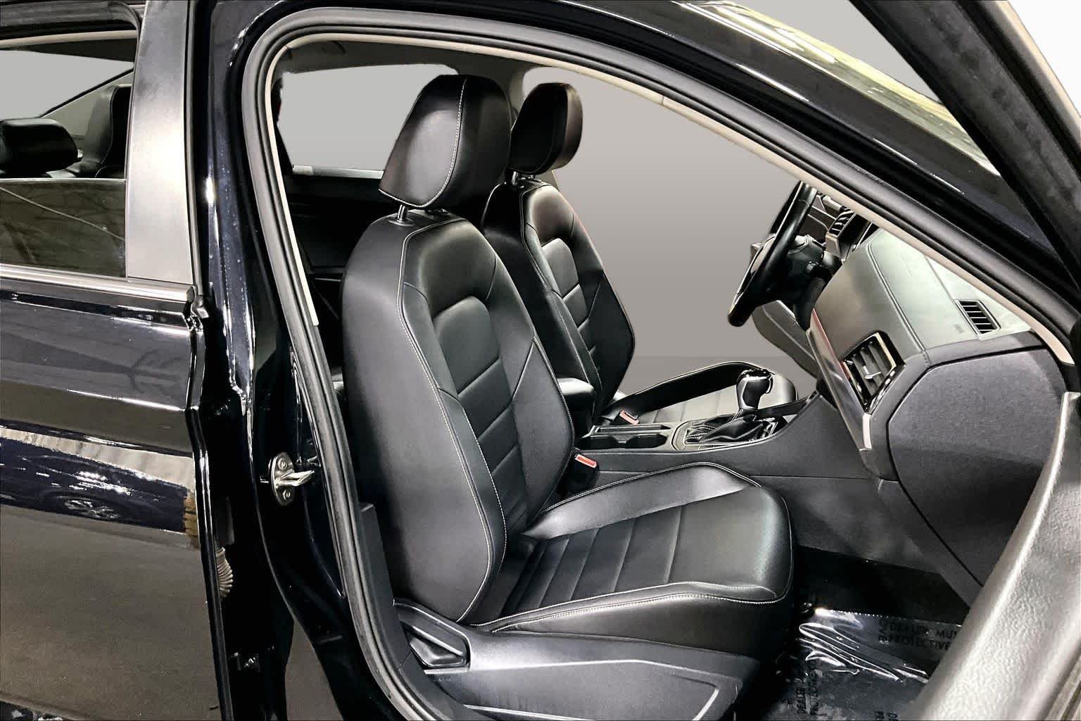 Used 2022 Deep Black Pearl Volkswagen SE image 9