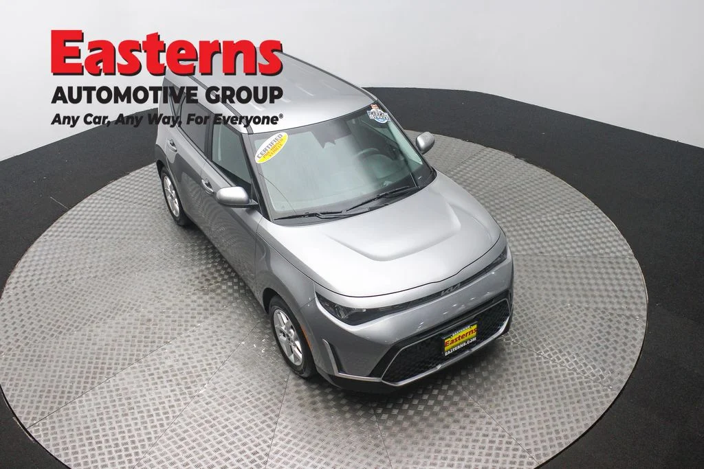 Used 2023  Kia LX image 3