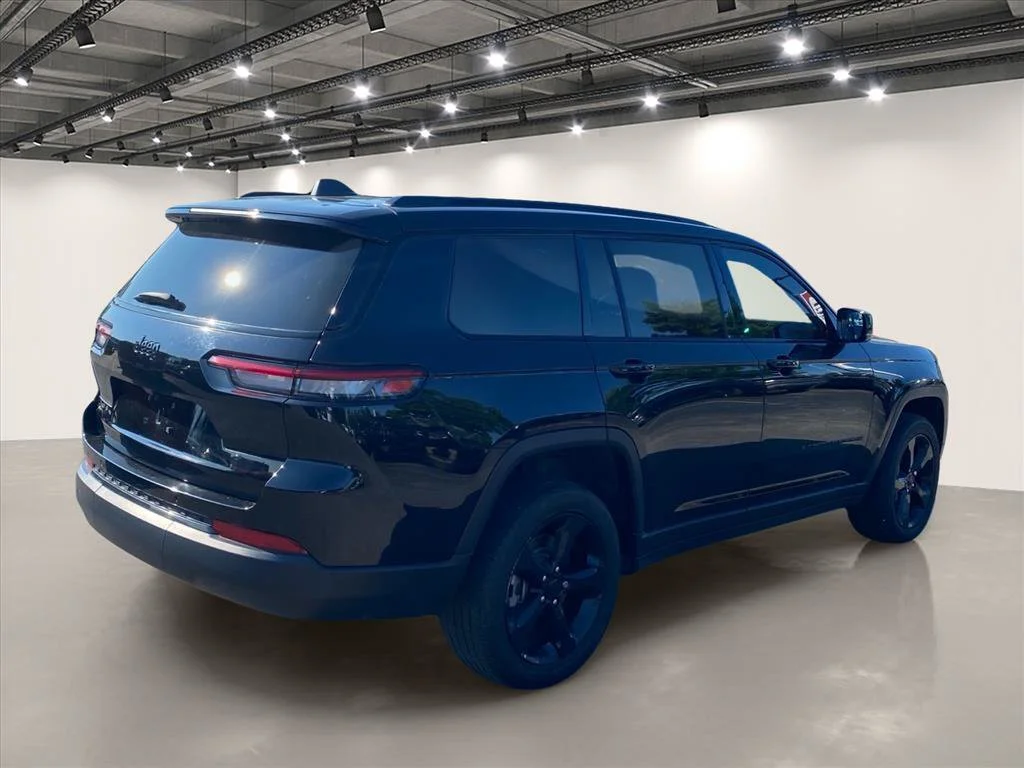 Used 2024 Diamond Black Crystal Pearlcoat Jeep Altitude X image 7