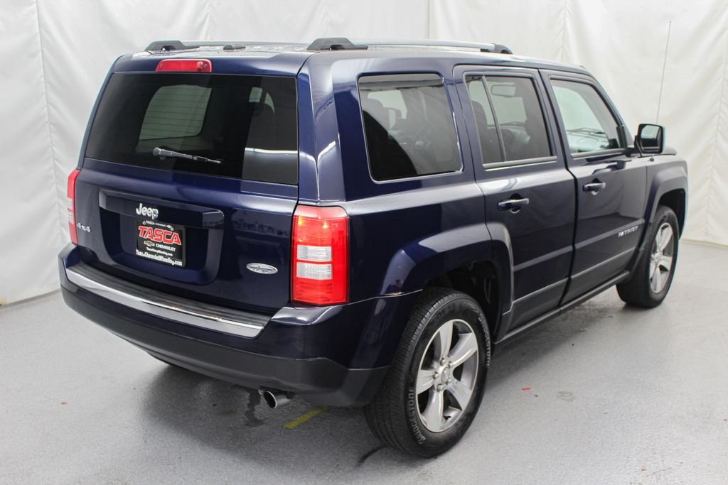 Used 2017 Blue Jeep Latitude image 12