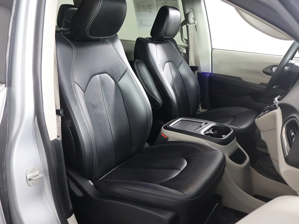 Used 2024 Silver Mist Clearcoat Chrysler Touring L image 32