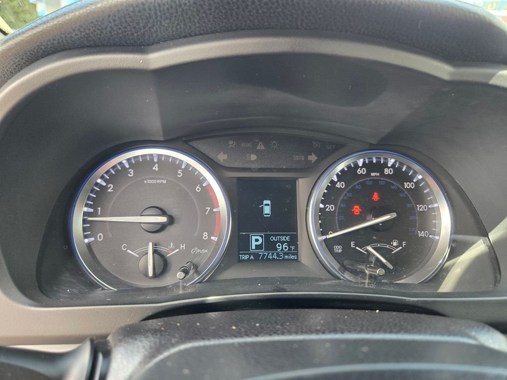 Used 2015 White Toyota LE image 18