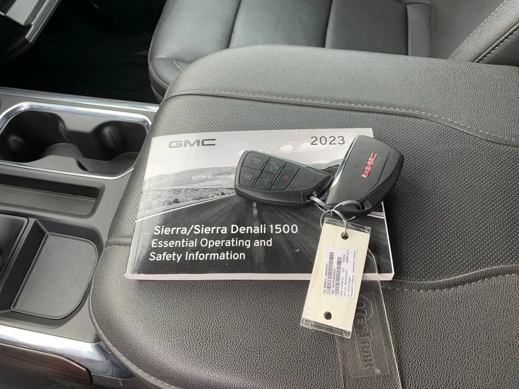 Used 2023 White GMC SLT image 9