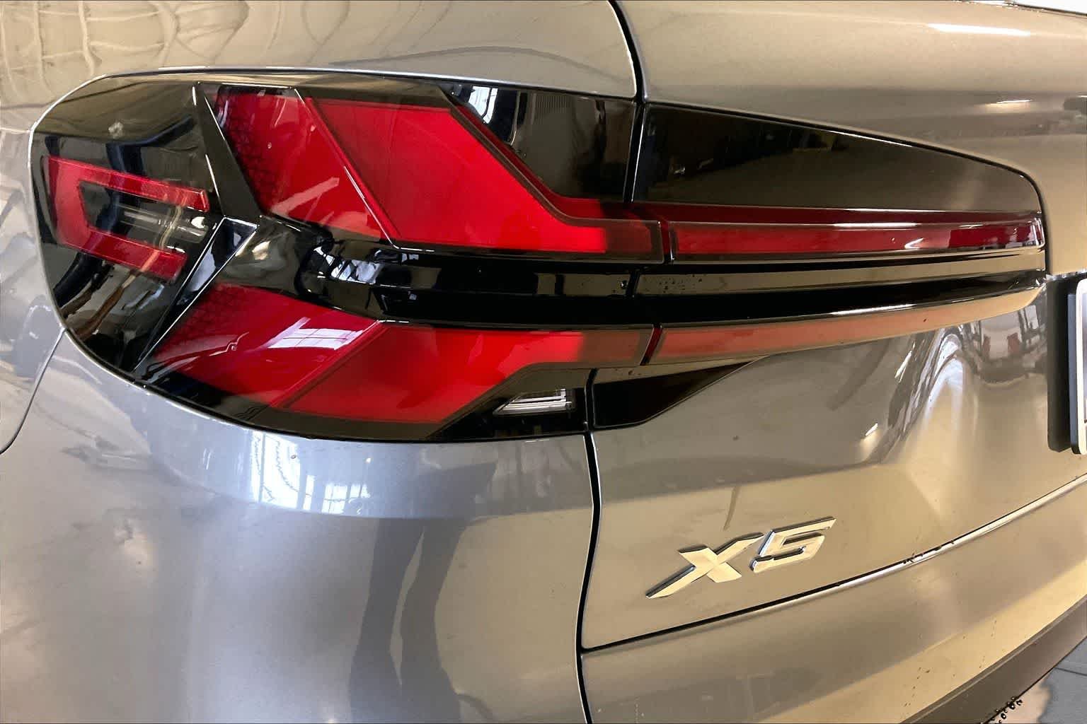 Used 2026 Skyscraper Grey Metallic BMW xDrive40i image 14