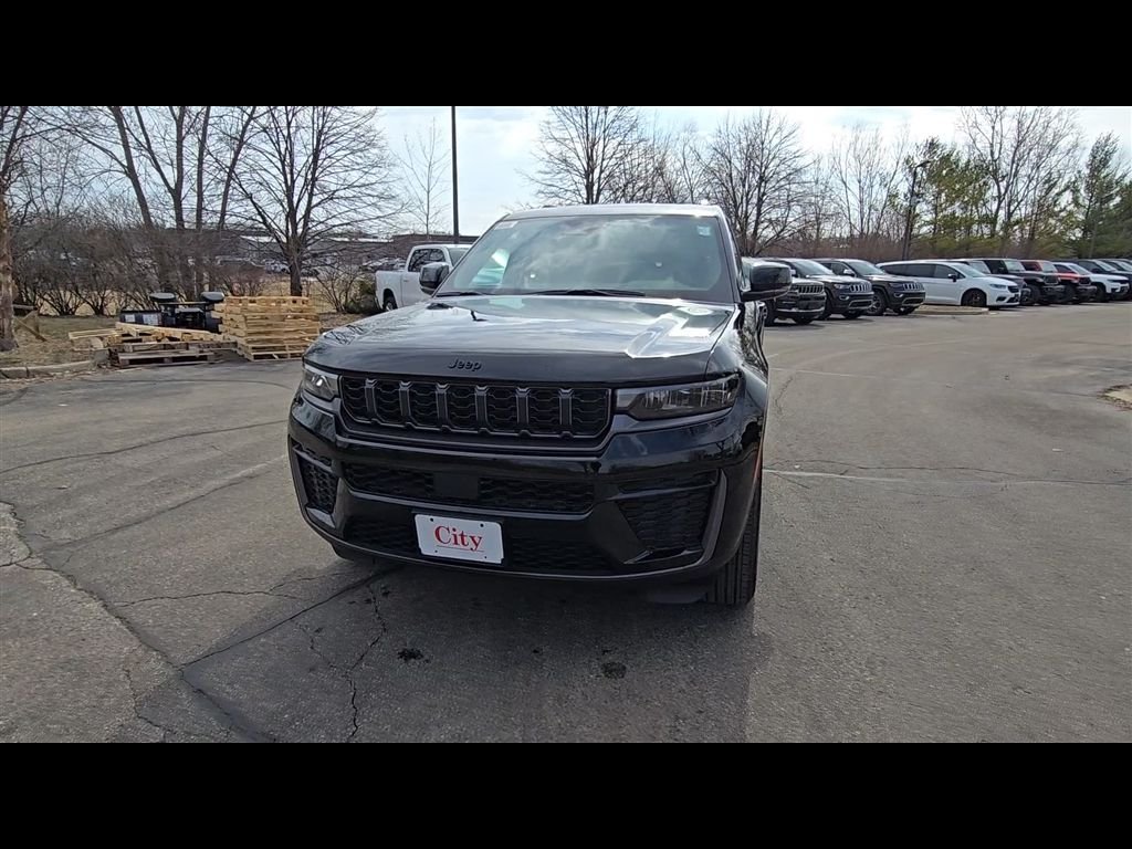 New 2026 Diamond Black Crystal Pearl-Coat Exterior Paint Jeep Altitude image 3