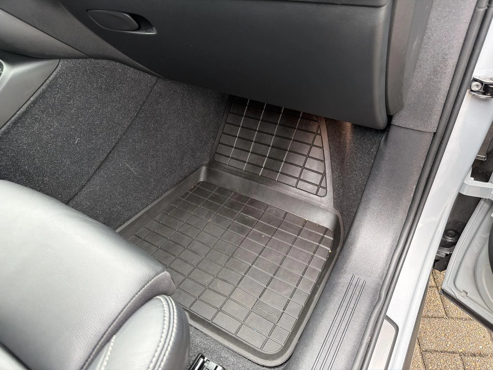 Used 2024 Vapor Grey Metallic Volvo Ultimate Bright Theme image 39