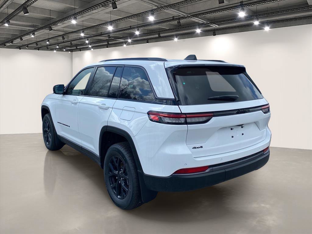 New 2026 Bright White Clear-Coat Exterior Paint Jeep Altitude image 3