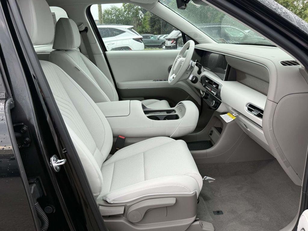 New 2026 Abyss Black Hyundai SEL 7P image 15