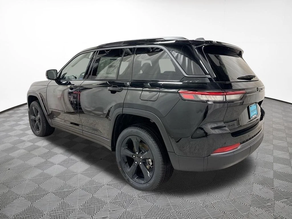 New 2026 Diamond Black Crystal Pearl-Coat Exterior Paint Jeep Limited image 12