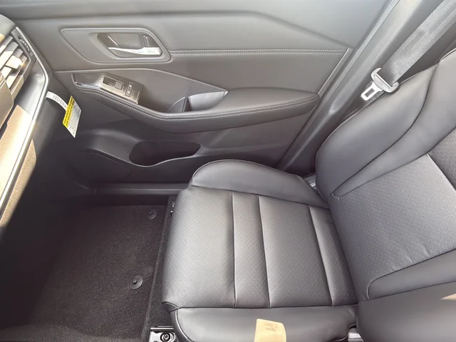 New 2026 Everest White Pearl TriCoat Nissan Dark Armor image 32